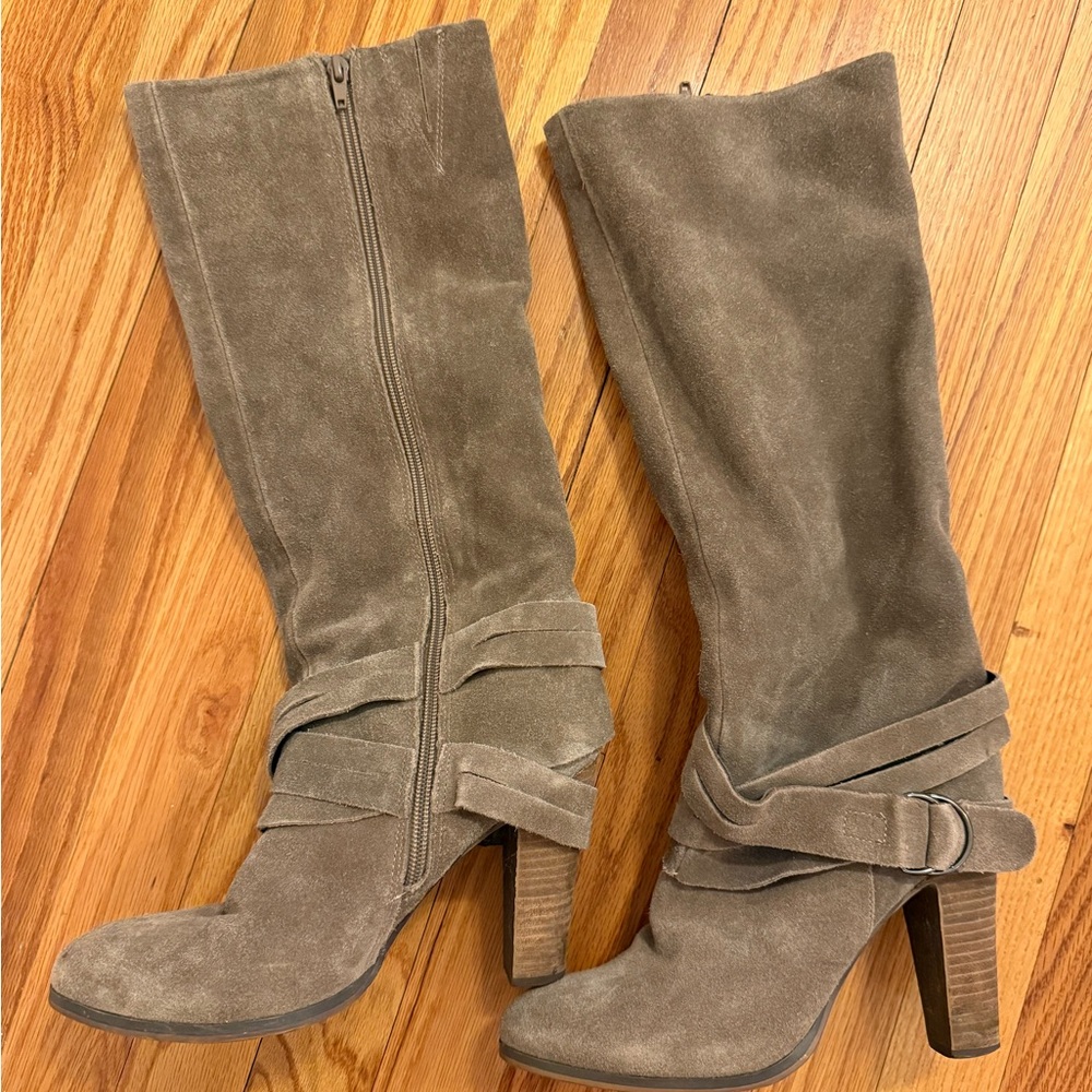 Tan Heeled Boots with Slouchy Design and Chunky Heel